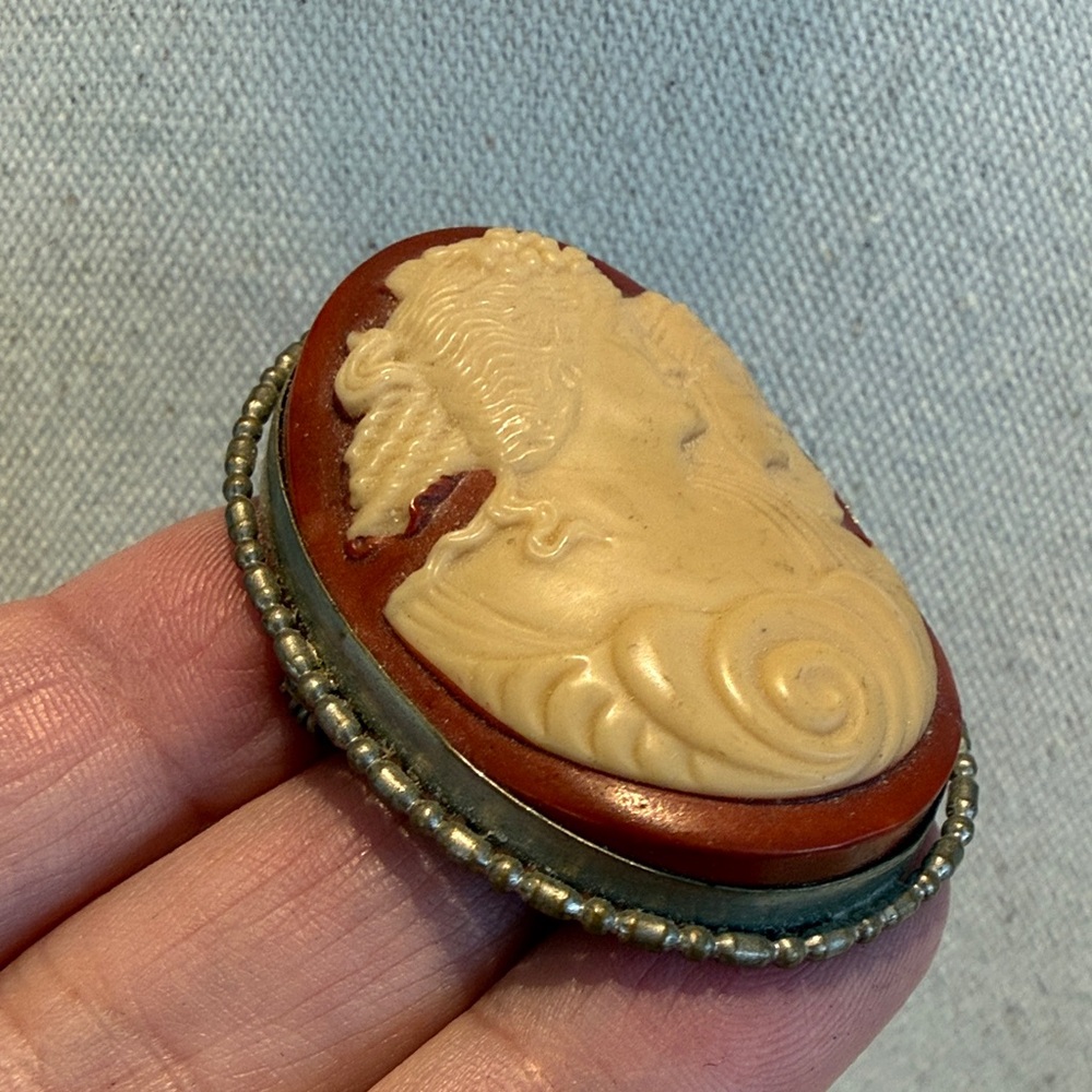 Vintage Czeckoslovakia Cameo Brooch with Red and Cream Accents - Picture 2 of 8